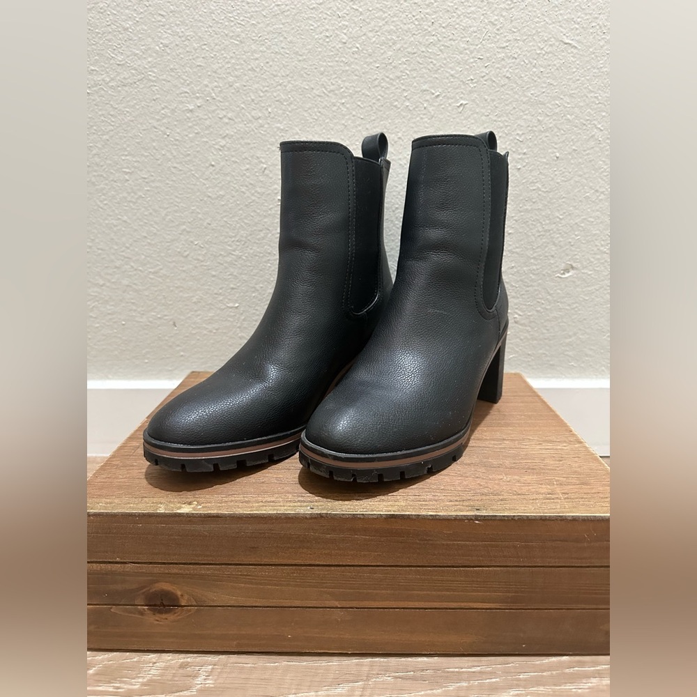 ZBY Women’s Lug Sole Platform Chelsea Boots Size 7.5 Black. Like new!